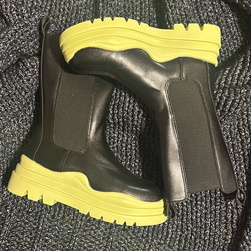 Women black boots size 8 ( BRAND NEW) NEVER WORN READY TO SHIP